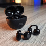 سماعات JBQ, JBQ Elevano, سماعات بلوتوث, سماعات لاسلكية, سماعات أذن لاسلكية, سماعات ستيريو, سماعات رياضية, سماعات مقاومة للماء, سماعات مقاومة للعرق, سماعات للجري, سماعات للجيم, سماعات مريحة, سماعات بدون أسلاك, سماعات بلوتوث مريحة للتمارين, سماعات ضد الماء للرياضة, سماعات بتصميم مفتوح, سماعات Open Wearable, Open Wearable Stereo, Open Wearable Earphones, Open Ear Earbuds, Bluetooth 6.0, Bluetooth 6.0 Earbuds, سماعات Bluetooth 6.0, تحكم باللمس, تحكم جانبي باللمس, Side Touch Control, سماعات للمكالمات, سماعات للعمل, بطارية طويلة, علبة شحن, Wireless Earbuds, Sport Earbuds, Workout Earphones, Running Earbuds, Sweatproof Earbuds, Waterproof Earbuds